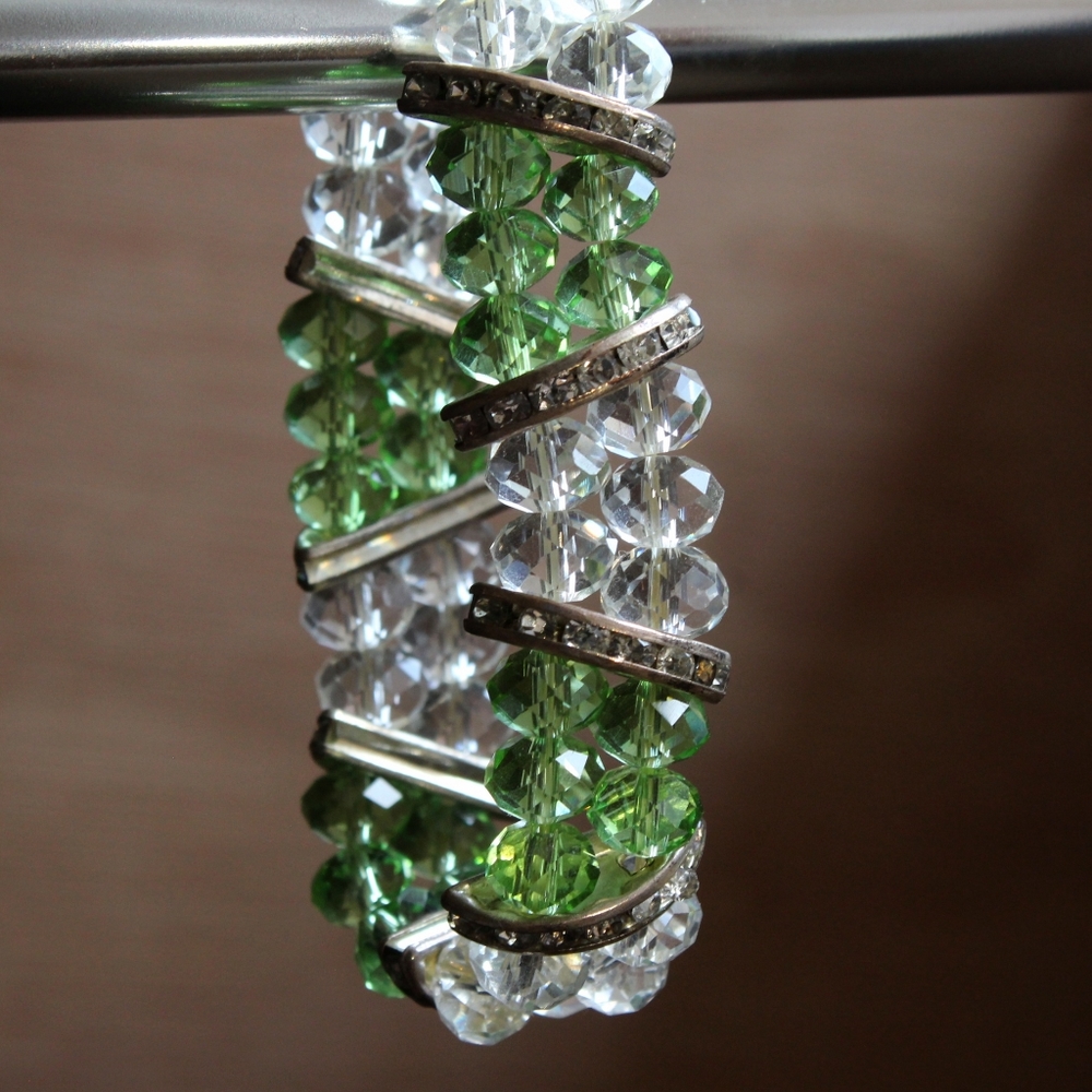 🌿 Green + White Beaded Bracelet